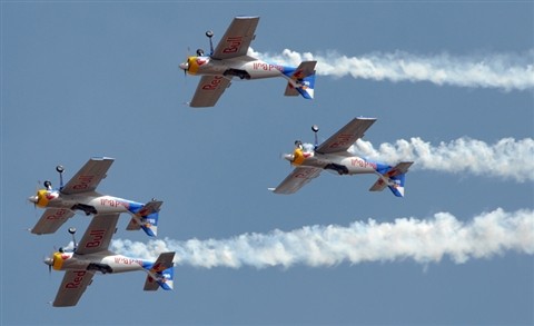 Màn trình diễn của phi đội Red Bull Aerobatics.
